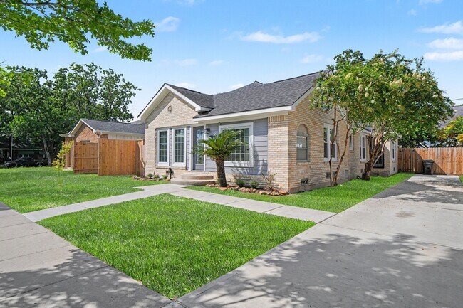 Building Photo - 2805 Rosewood St