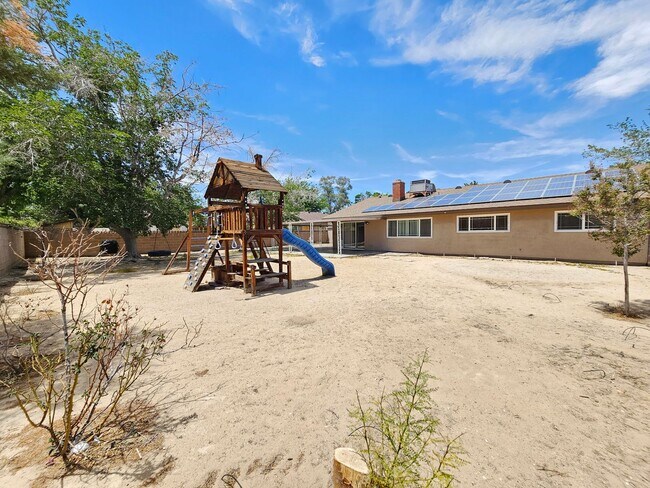 Building Photo - Beautiful interior and Convenient feature!...