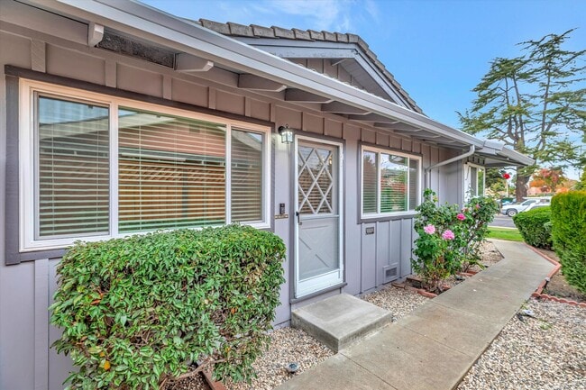 Building Photo - Duplex with 1.5 Bath and One Car Garage