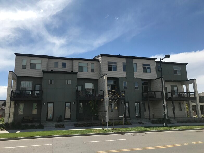 Townhouse Complex - 2541 Moline St