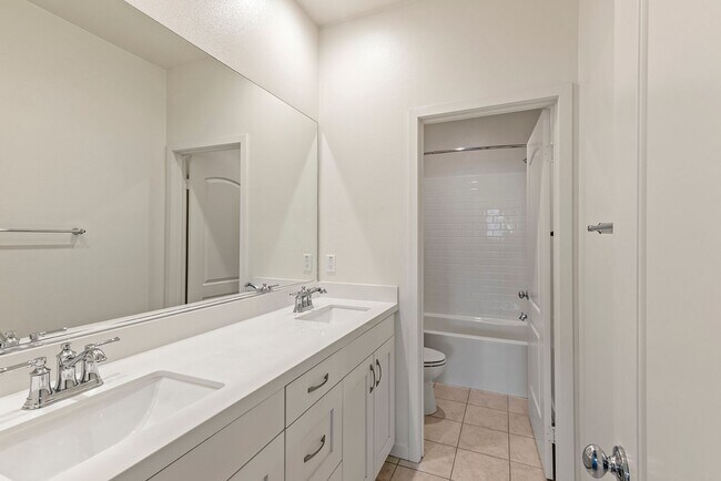 Building Photo - Comfort Meets Coastal Living 4 Bed 2.5 Bath in Oceanside!