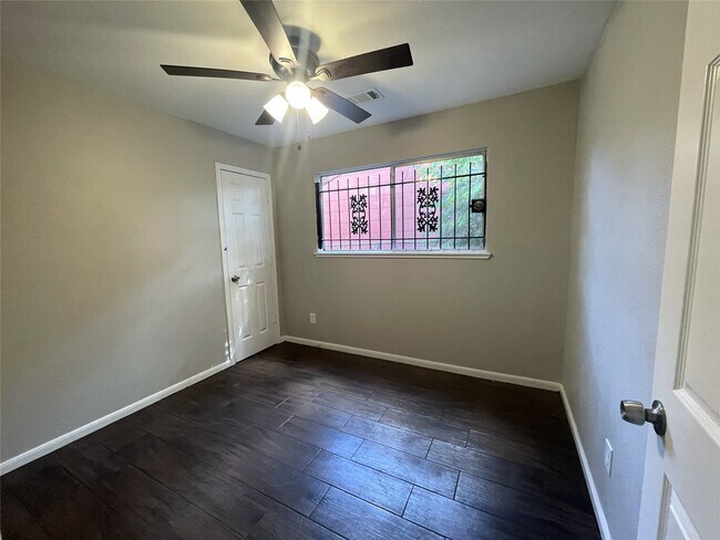 Building Photo - 10723 Southview St