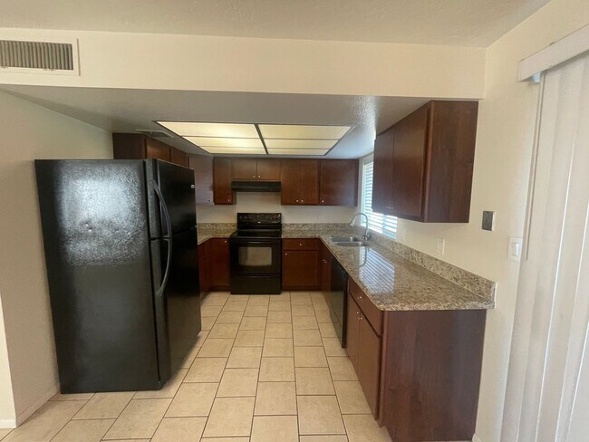 Building Photo - COMMUNITY POOLS-3 Bedroom/2 Bath in Dobson Ranch