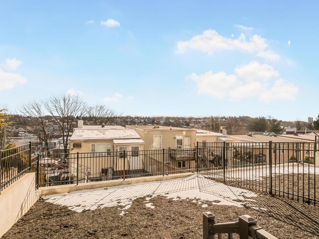 Building Photo - 322 Edwards Pl