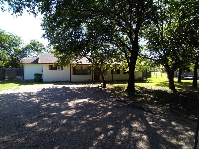 Building Photo - Charming 4 bed 2 bath home in Lampasas com...