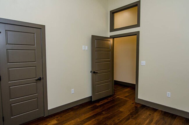 Building Photo - C Street Loft Available Now!