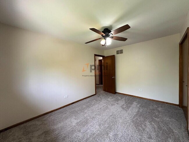 Building Photo - 334 Little John Dr