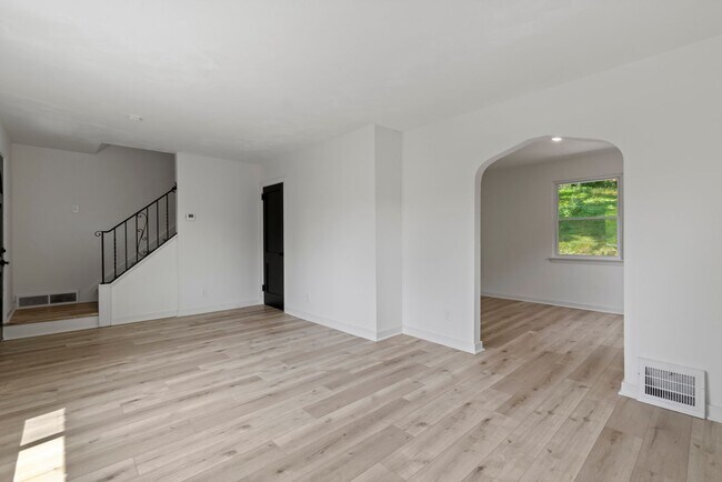 Building Photo - AVAILABLE NOW! RENOVATED 3-BEDROOM!