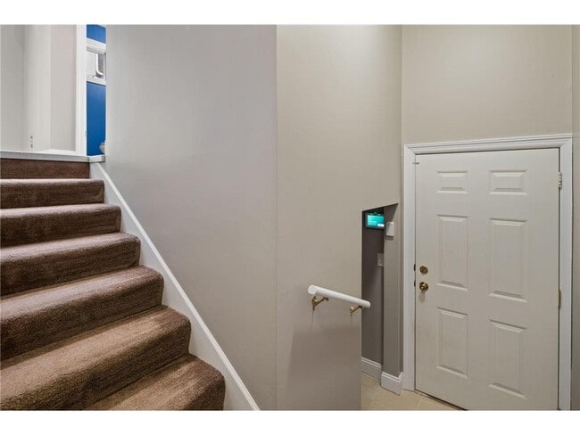 Building Photo - 517 River St