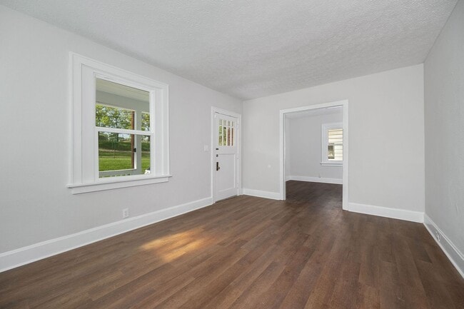 Building Photo - PRICE HILL - Stunning 4 bed 2 bath on quiet cul de sac street