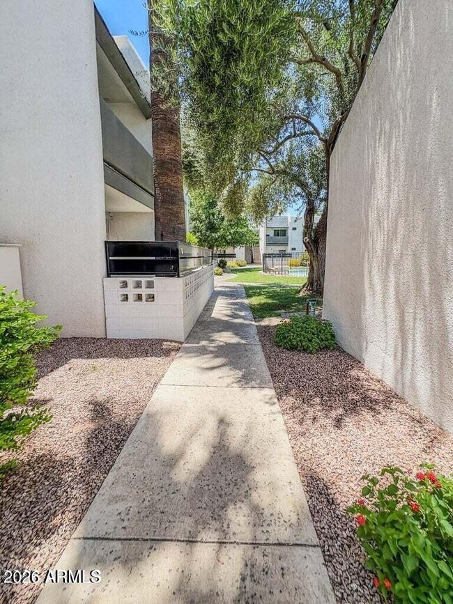 Building Photo - 302 E Monte Vista Rd