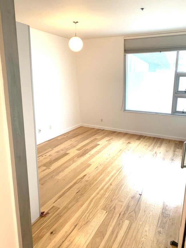Maters Private Bedroom - 615 Hampton Dr