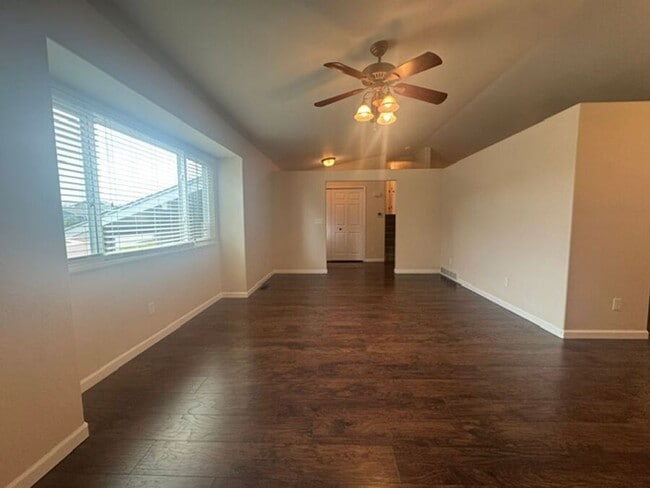 Building Photo - 803 Foxwood Dr