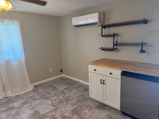 Building Photo - 280 Chambers Dr