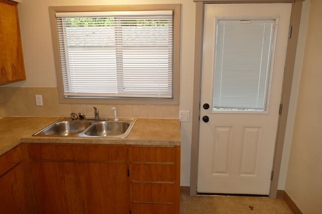 Building Photo - SE Arista Dr - 1 bedroom apartment in the ...