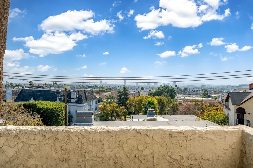 Building Photo - 8400 De Longpre Ave