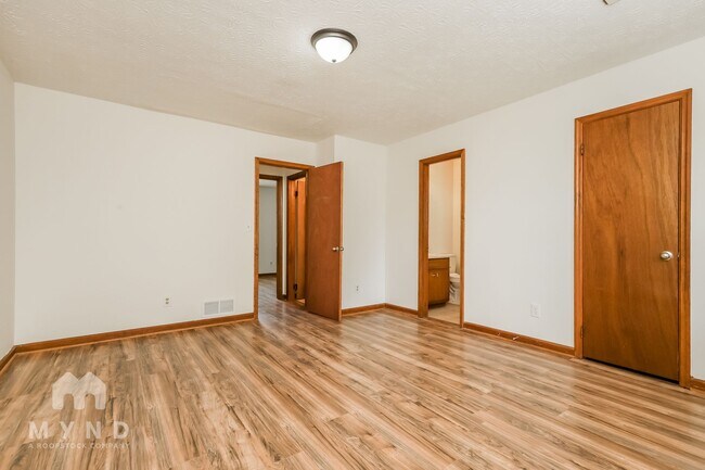 Building Photo - 608 Creekwood Ct SE