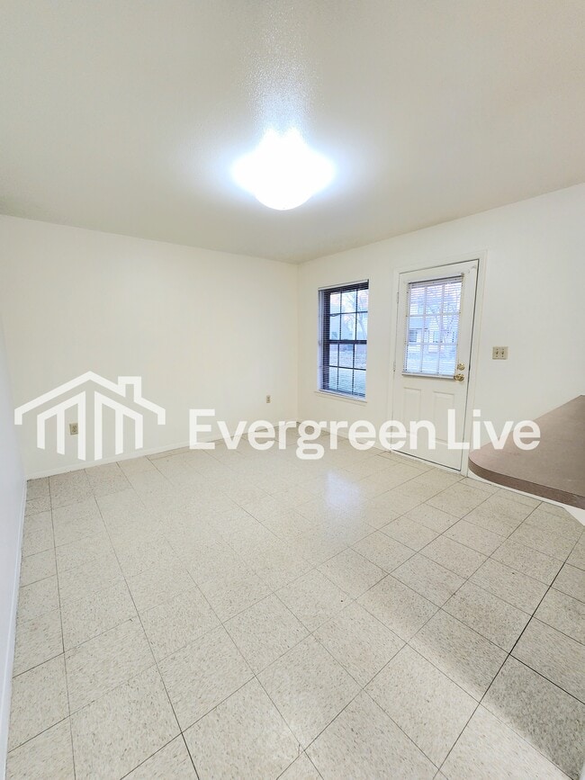 Building Photo - 213 Raven Dr