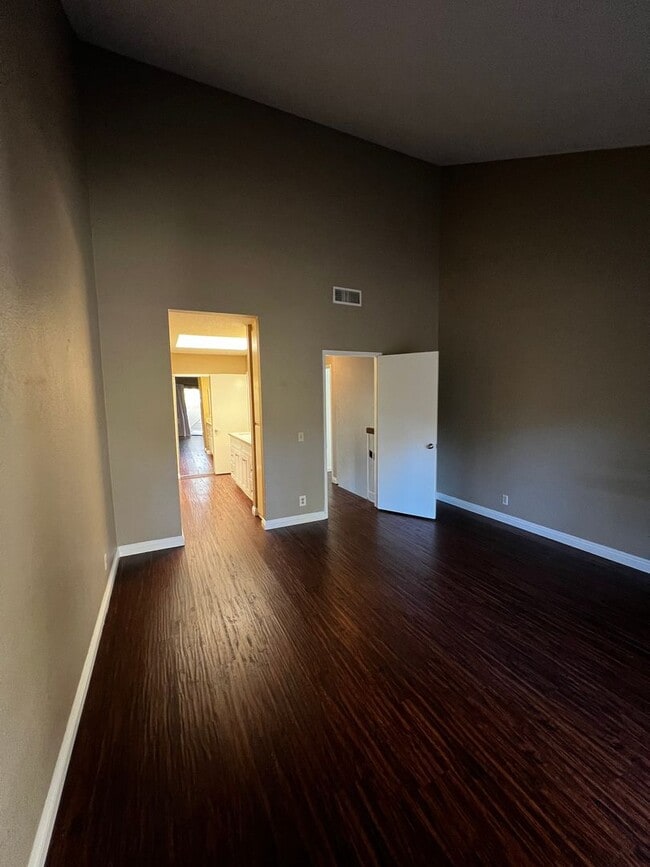 Building Photo - 2 Bedroom 3 Bath Condo for Rent in an Excellent Area of Fullerton