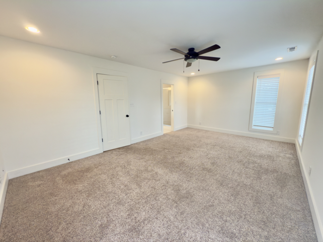 Building Photo - Beautiful 3 bed 3 bath WALKABLE to restaur...