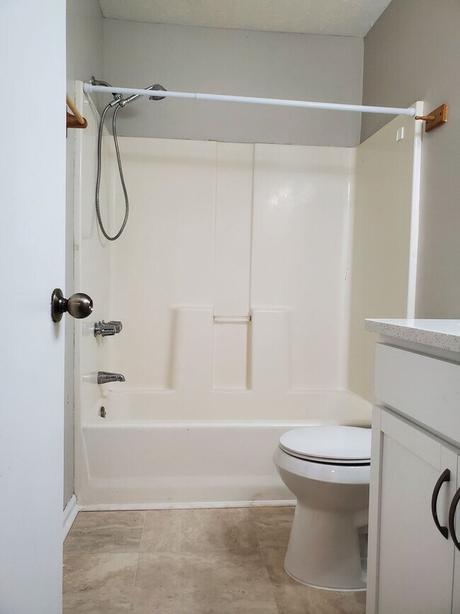 Building Photo - 3 bedroom, 2 bath off of White Bluff!