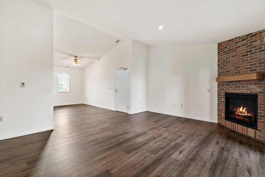 Building Photo - 838 N Thompson Dr