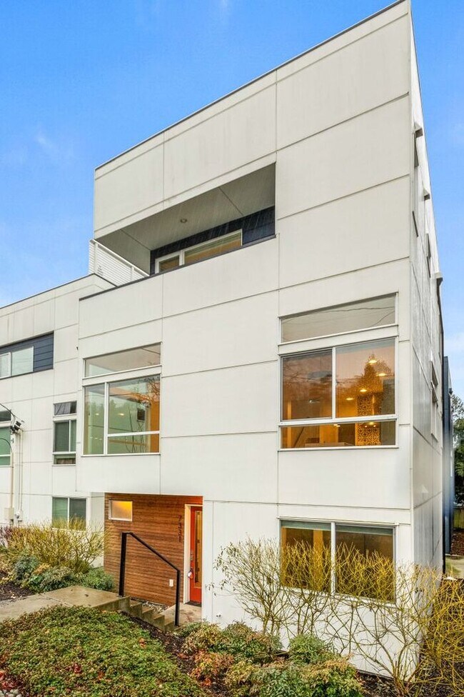Building Photo - Air-Conditioned Standalone Townhome in Coveted Lincoln Park (1st Month Free)