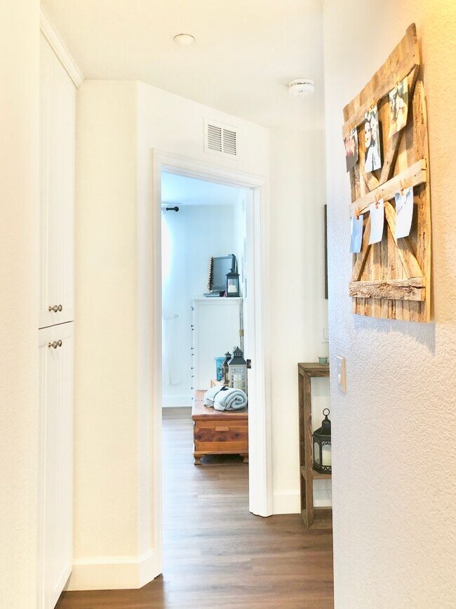 Building Photo - Beautifully Upgraded & Appointed End Condo...