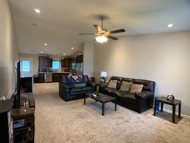 Building Photo - SUPER CUTE DUPLEX ON THE WEST SIDE OF TOWN!