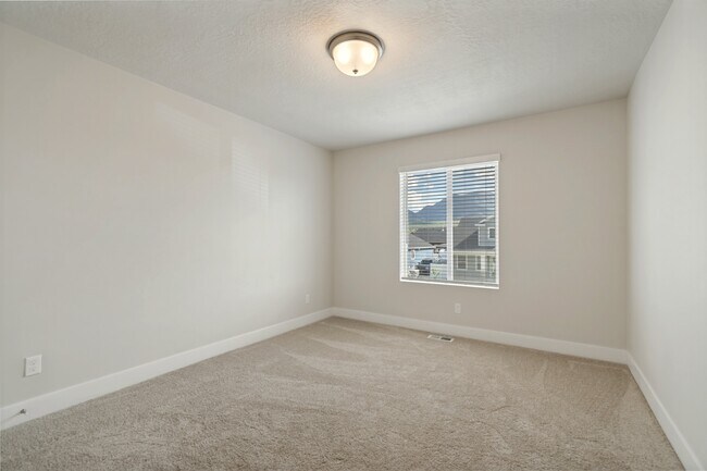 Building Photo - 65 E 970 N