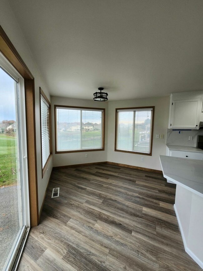 Building Photo - Brand New Updates! 4-Bedroom, 2.5-Bath plus Home Office in Horn Rapids!