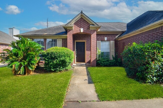 Building Photo - 20430 Drakewood Dr