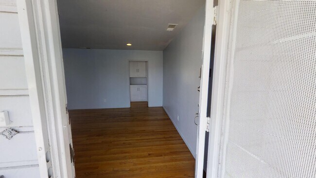 Building Photo - 6118 Pembroke Dr