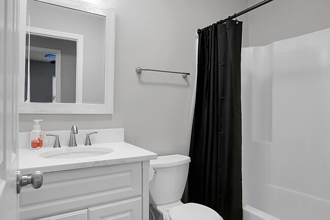 Building Photo - **$500 Off First Months Rent** Charming 3 Bedroom 2 bathroom ready for you to call home!