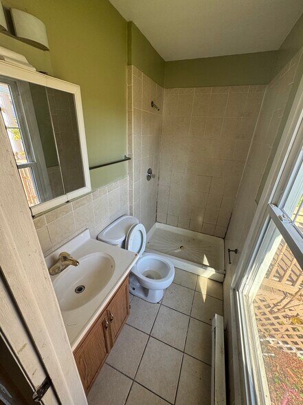 Master bedroom bathroom - 7 Lawrence Ave