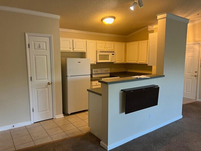 Building Photo - Nice condo, top floor, convenient to hospi...