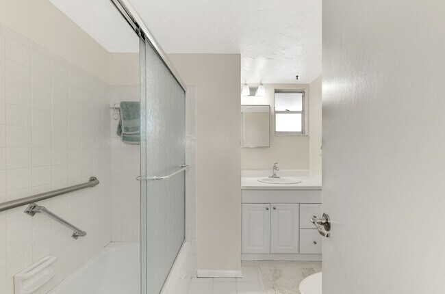 Building Photo - BEAULTIFUL 1 BEDROOM, 1 BATHROOM CONDO LOC...