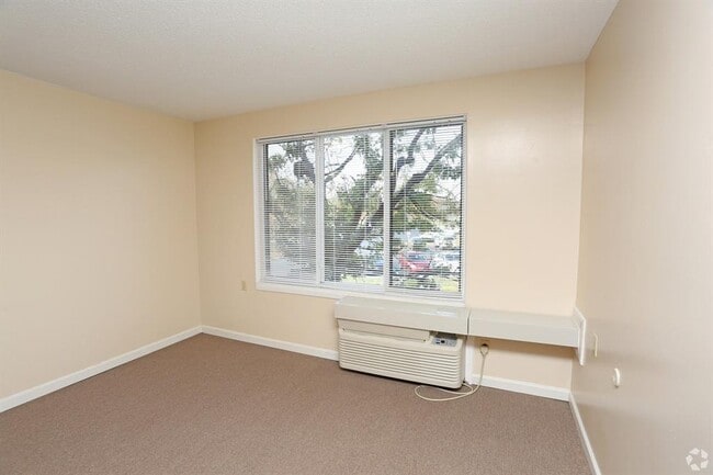 Building Photo - 2100 Greentree