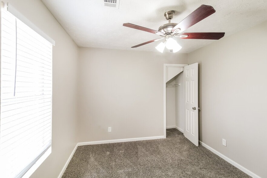 Building Photo - 6583 Carriage Ln