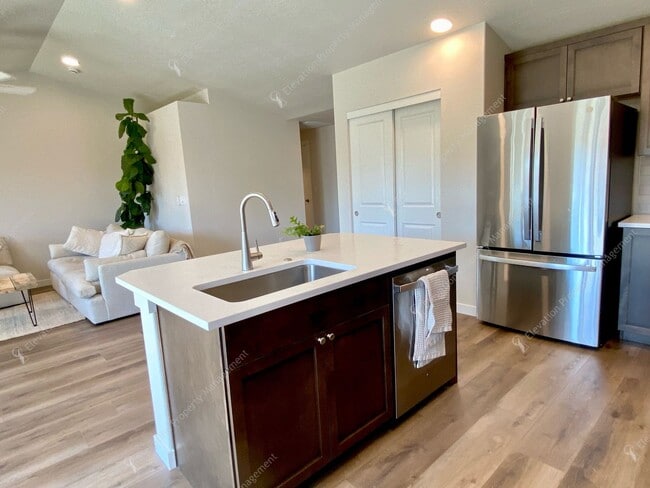 Building Photo - Modern Comfort in Northwest Redmond