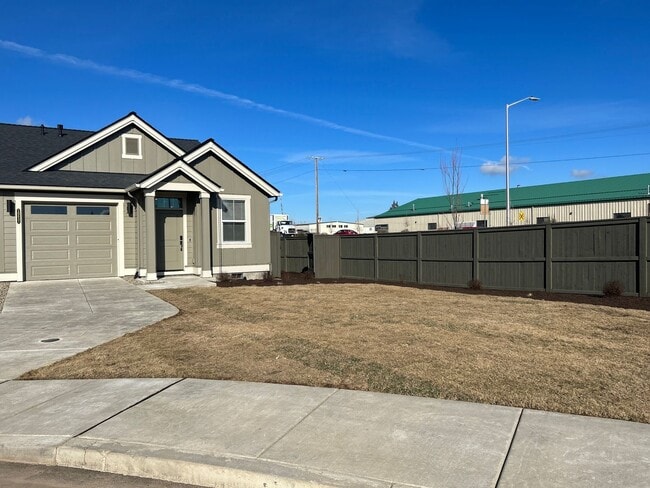 Building Photo - Stylish 2BR + Office Duplex in SE Bend – Garage & Smart Home Perks