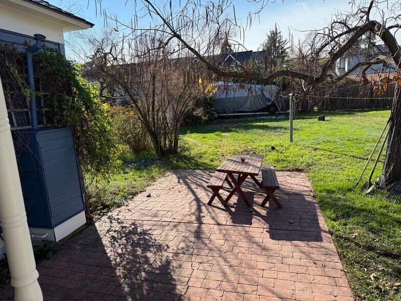 Building Photo - 104 S 1st St