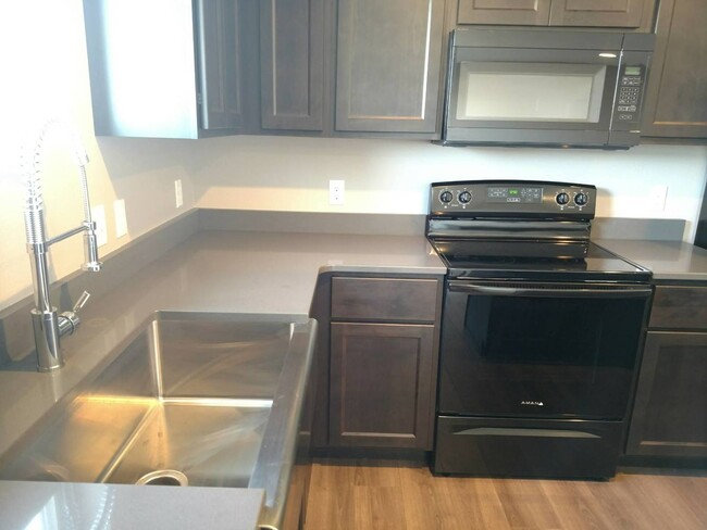 Building Photo - NEW Twin Home in Lakewood!