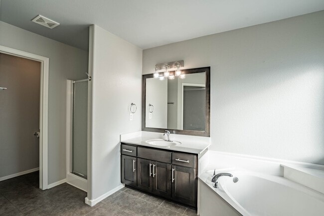 Building Photo - 3 Bed 2 Bath With Office in Tulsa