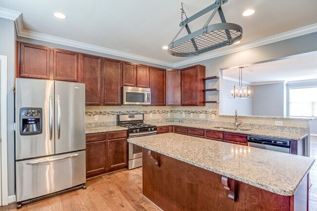 Building Photo - 4 Bedroom Heritage Townhome