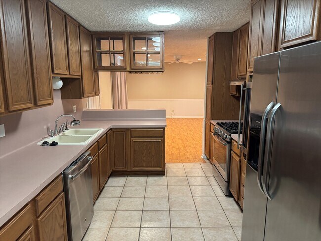Building Photo - 5814 Viking Dr