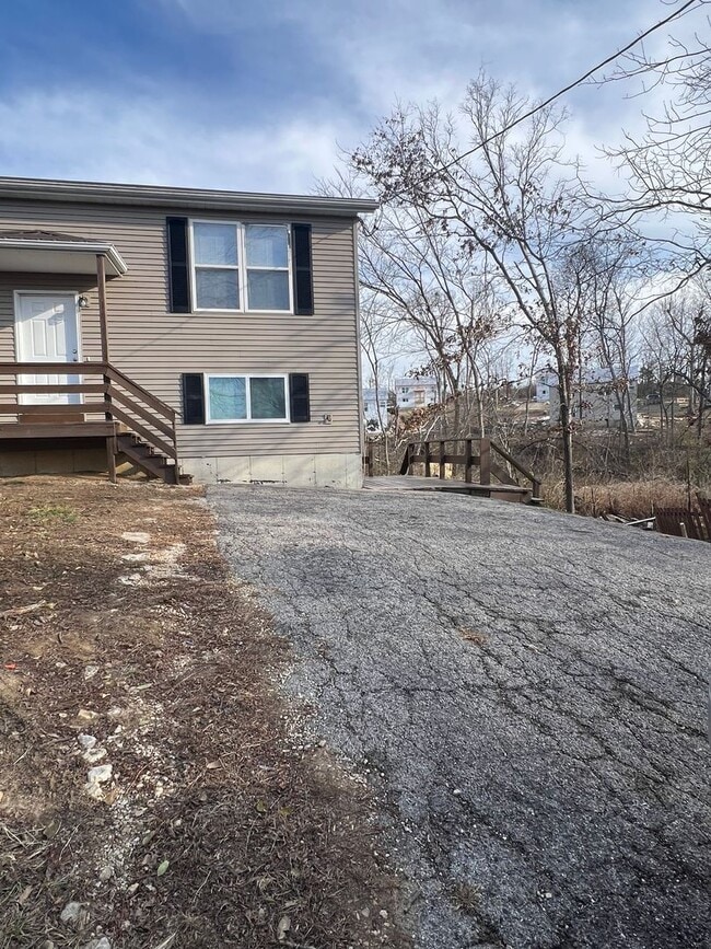 Building Photo - 4 bed 1.5 bath home close to I-44