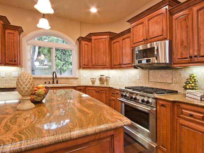 Building Photo - Spacious 3,224 Square Foot Townhouse!