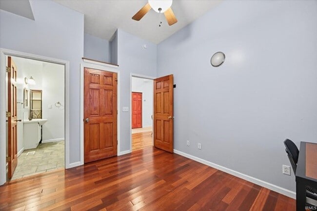 Building Photo - 2 bed, 2 bath Downtown Bloomington