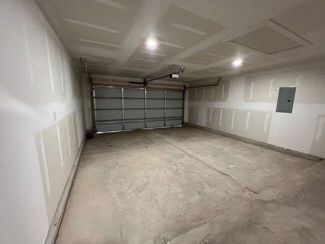 Building Photo - 3/2/2 in Bell Farms available June!!
